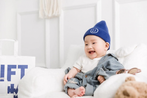 大兴安岭宝宝吃奶蹬腿烦躁扭动